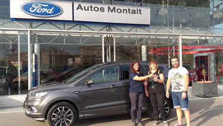 foto: La afortunada recibiendo el Ford Kuga de manos de Ford Montalt