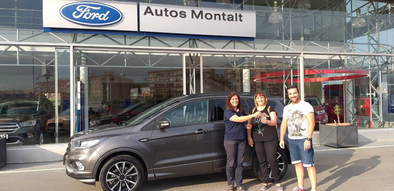 foto: La afortunada recibiendo el Ford Kuga de manos de Ford Montalt