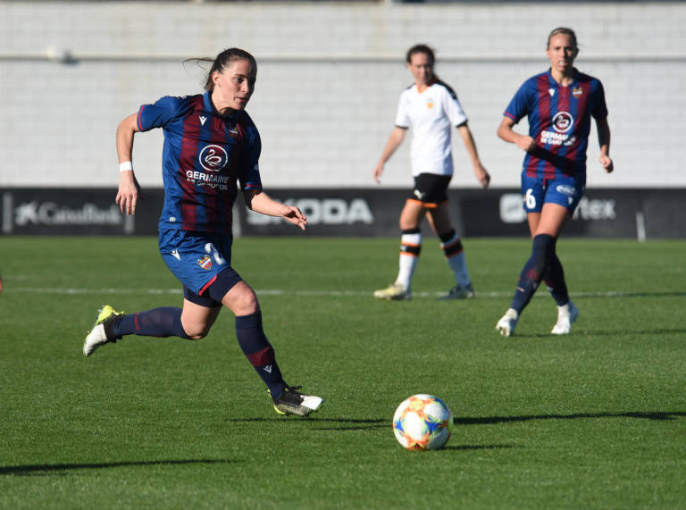 Ona Batllé, en primer plano, durante el último derbi Valencia-Levante. Foto: EDUARDO MANZANA