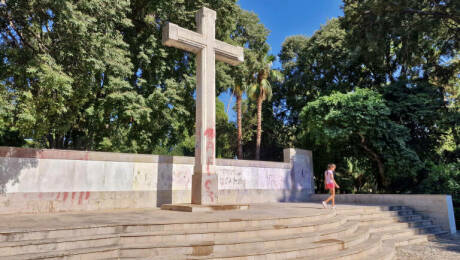 Cruz de los Caídos del parque Ribalta.