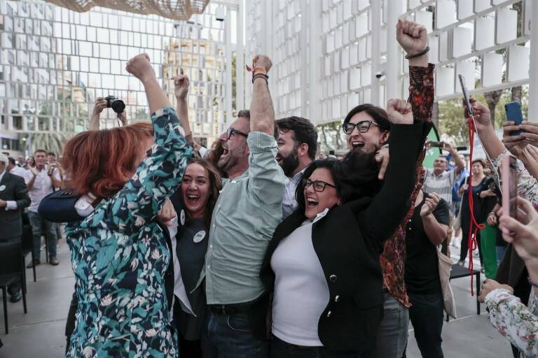 Representantes políticos celebran el anuncio en la plaza del Ayuntamiento