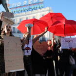 Varias trabajadoras sexuales con carteles y paraguas rojos, durante una protesta contra la legislación en la prostitución, en la Puerta del Sol, a 22 de octubre de 2021, en Madrid (España). Foto: Isabel Infantes / Europa Press