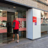 Persona entrando a una oficina de Labora en Alicante.