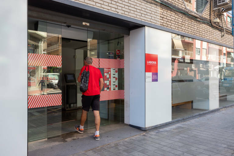 Persona entrando a una oficina de Labora en Alicante.