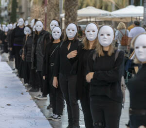 Performance organizada por Colectivo Fuste el pasado 25 de noviembre, en la que han instalado siluetas representando a todas las mujeres asesinadas este año por sus parejas y ex parejas, 70 en total, con motivo del día internacional contra la violencia de género. Foto: MARCIAL GUILLÉN (EFE)