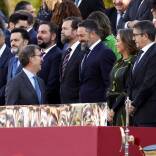 El presidente del PP, Alberto Núñez Feijóo, conversa con el líder de Vox, Santiago Abascal, en el Día de la Hispanidad.