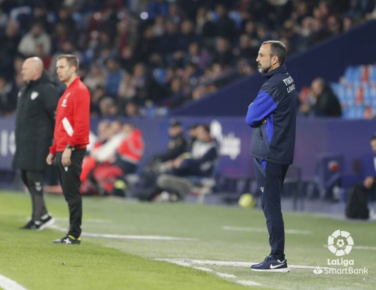 Quique Álvarez ha ocupado el lugar de Calleja en el banquillo tras su sanción / Foto: Levante UD