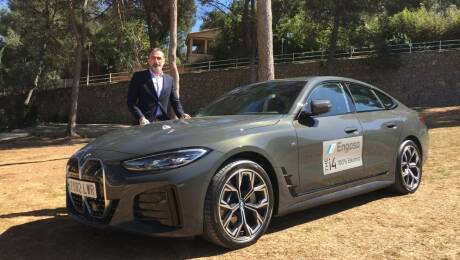 Foto: unto al nuevo BMW i4, José López (Jefe de ventas de Engasa)