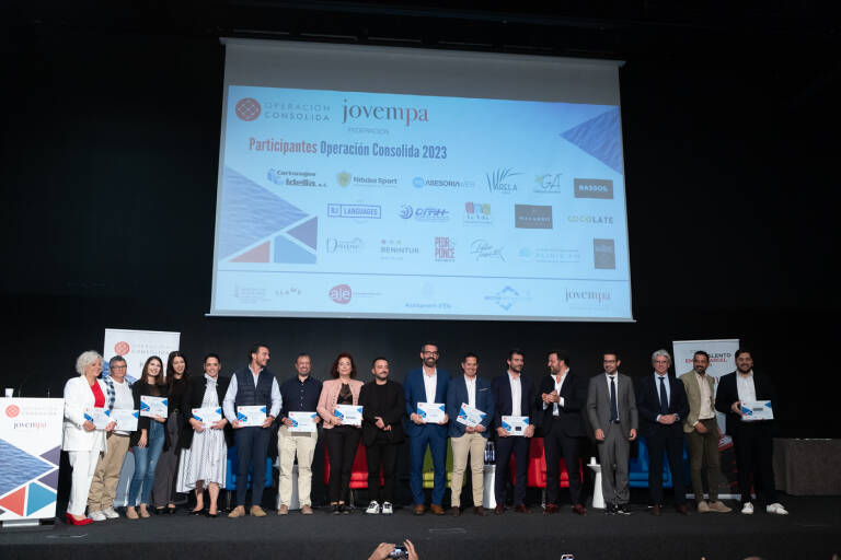 Foto de familia con participantes y embajadores de Operación Consolida de Jovempa.