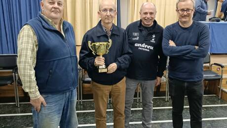 : Equipo veteranos +50 del Club Ajedrez Andreu Paterna con el trofeo de campeones provinciales