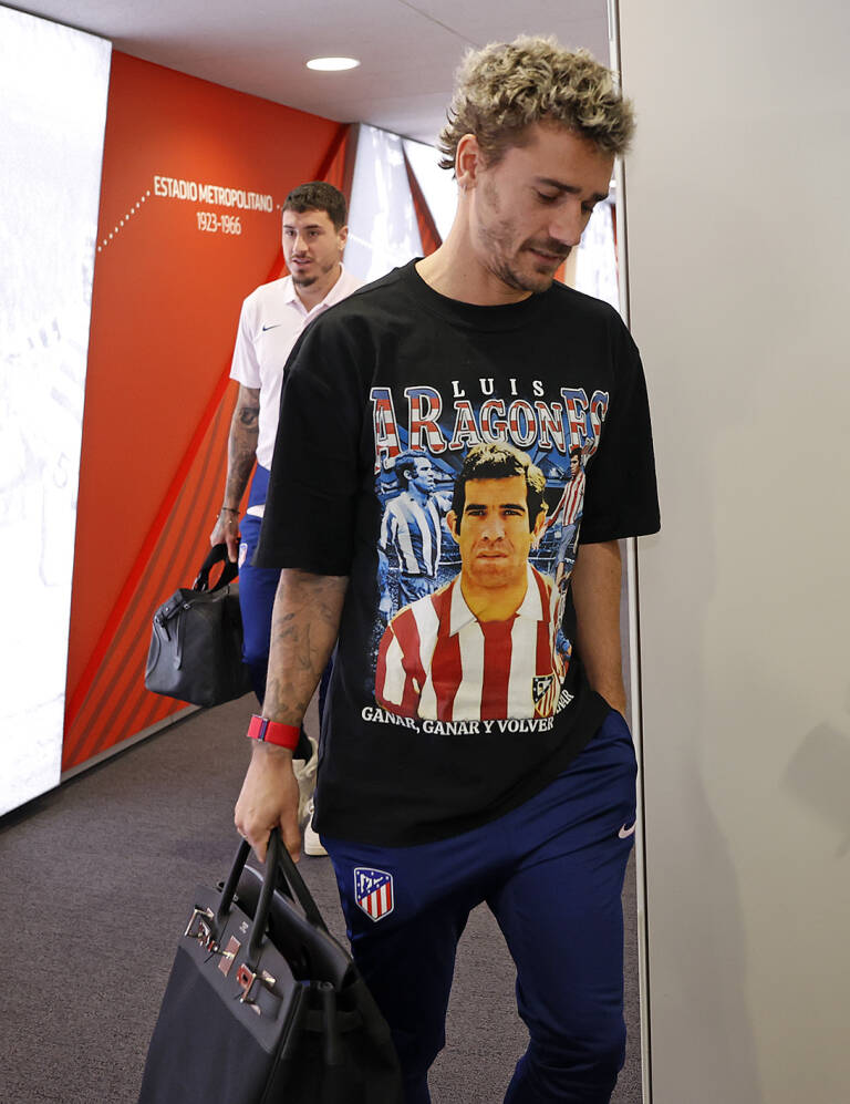 Griezmann homenajea a Luis Aragones con una camiseta a su llegada al estadio Plaza Deportiva