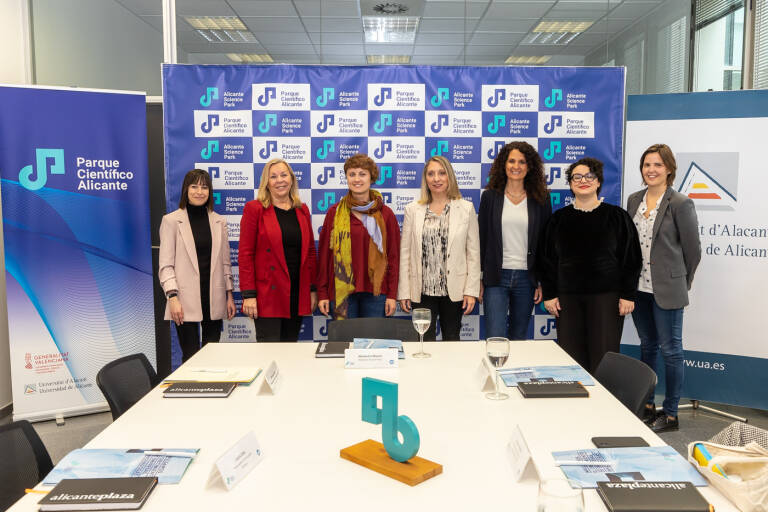 Participantes en el Foro AP 'Mujeres científicas como fuente de innovación y emprendimiento' en el PCA.