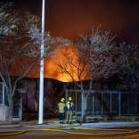 Bomberos apagando el incendio en una nave de Caster en Elche.