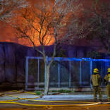 Bomberos apagando el incendio, este domingo, en la nave de Caster.