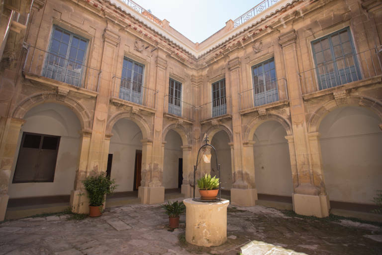 Claustro interior de Las Clarisas en Elche.