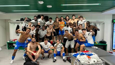 Foto: La plantilla del Valencia CF celebrando en el vestuario la permanencia en Primera.