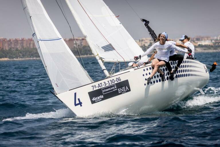 El Pez de Abril gana la vuelta la isla, antes de la jornada final del Tabarca Vela Diputación