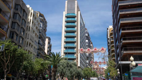 El edificio de la Torre Provincial, en la parte alta de la avenida de la Rambla de Alicante.