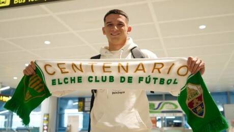 Lautaro Blanco también pide salir, pero el Elche se remite a la cláusula de rescisión (5.000.000 euros) y aprovecha para exigir compromiso a la plantilla