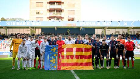 La bandera de la Comunitat preside el Eibar-Elche en señal de homenaje a las víctimas de la Dana