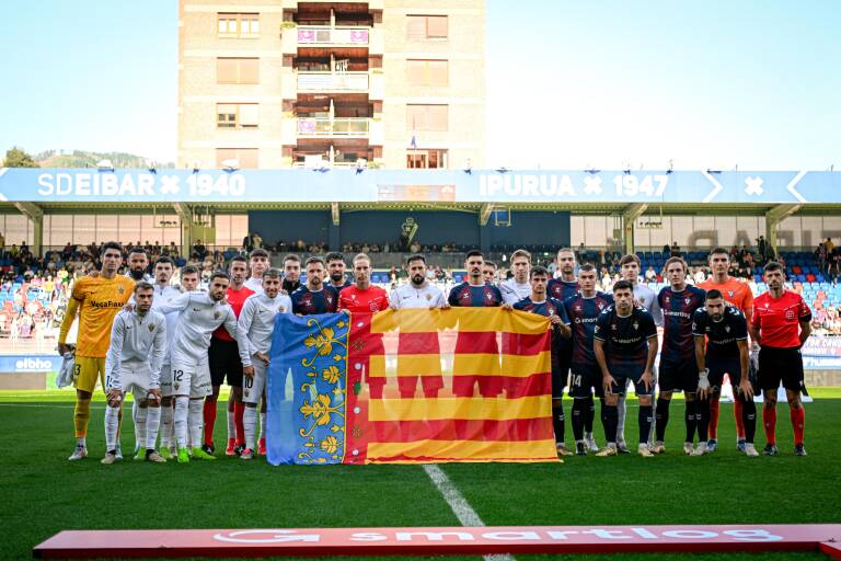 La bandera de la Comunitat preside el Eibar-Elche en señal de homenaje a las víctimas de la Dana