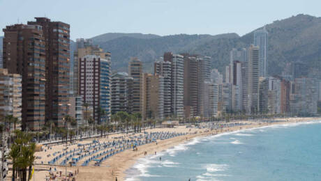 Vista de la costa y ciudad de Benidorm.