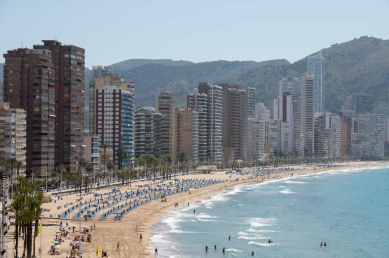 Vista de la costa y ciudad de Benidorm.