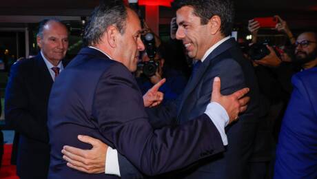 Carlos Baño y Carlos Mazón en la entrada de la Noche Solidaria Alicantina.