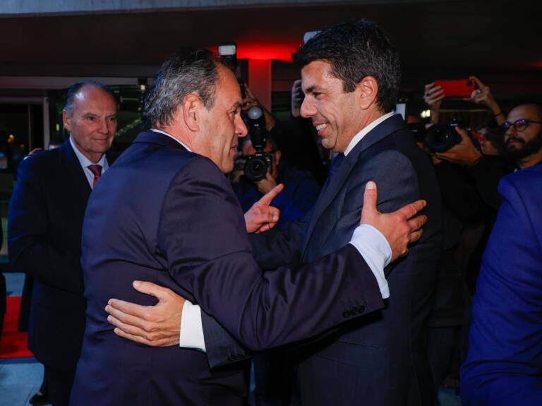 Carlos Baño y Carlos Mazón en la entrada de la Noche Solidaria Alicantina.