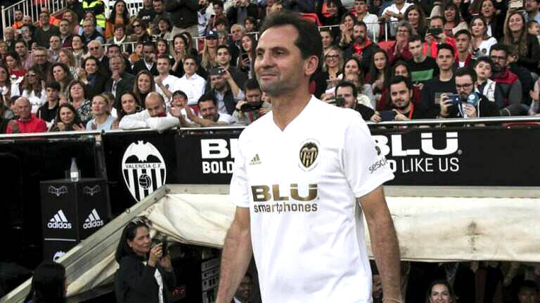 Fernando Giner con la camiseta del Valencia CF