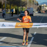 Elisabeth Oliva Ruiz al cruzar la meta en 2023.